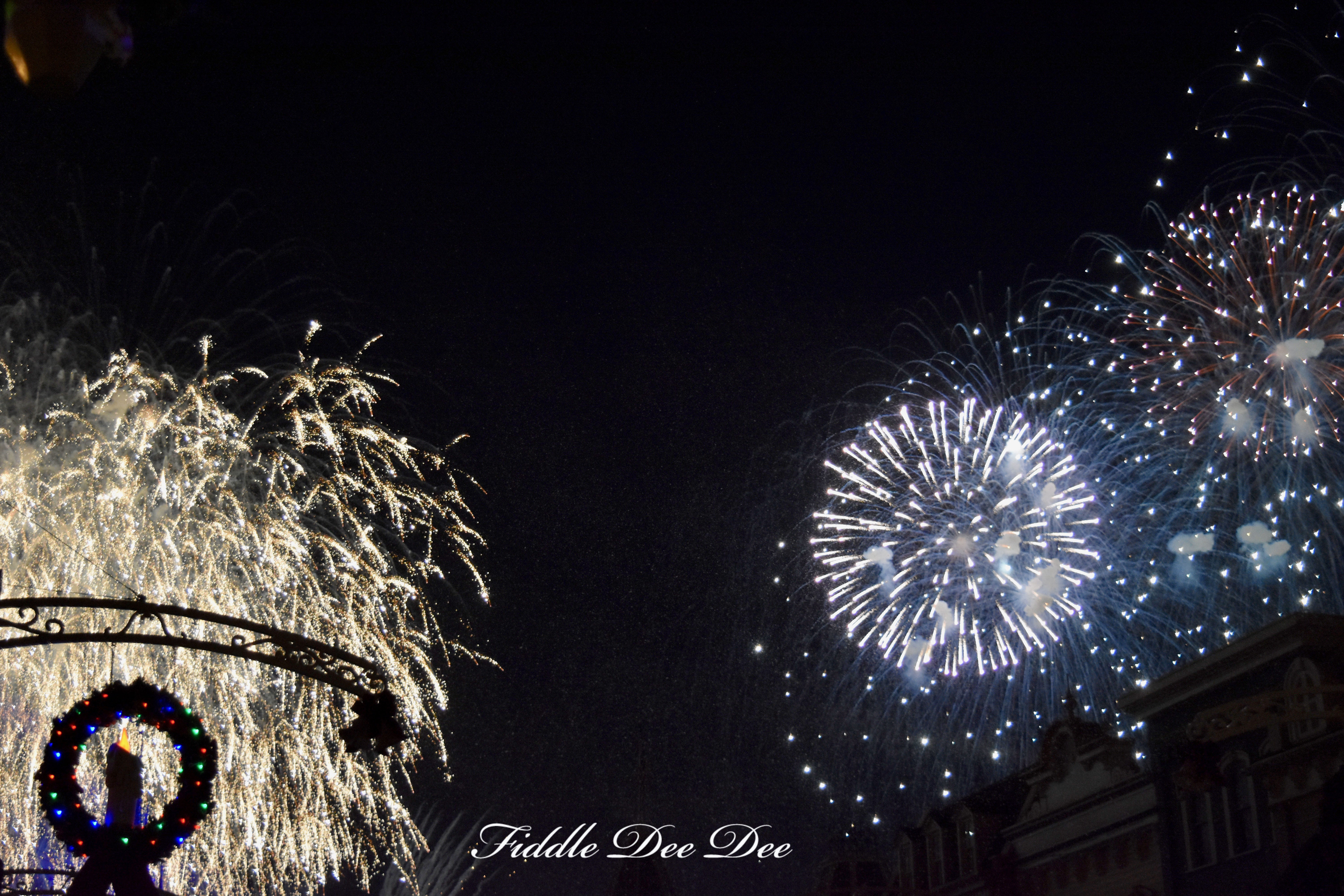 Chirstmas-Fireworks | FIddle Dee Dee