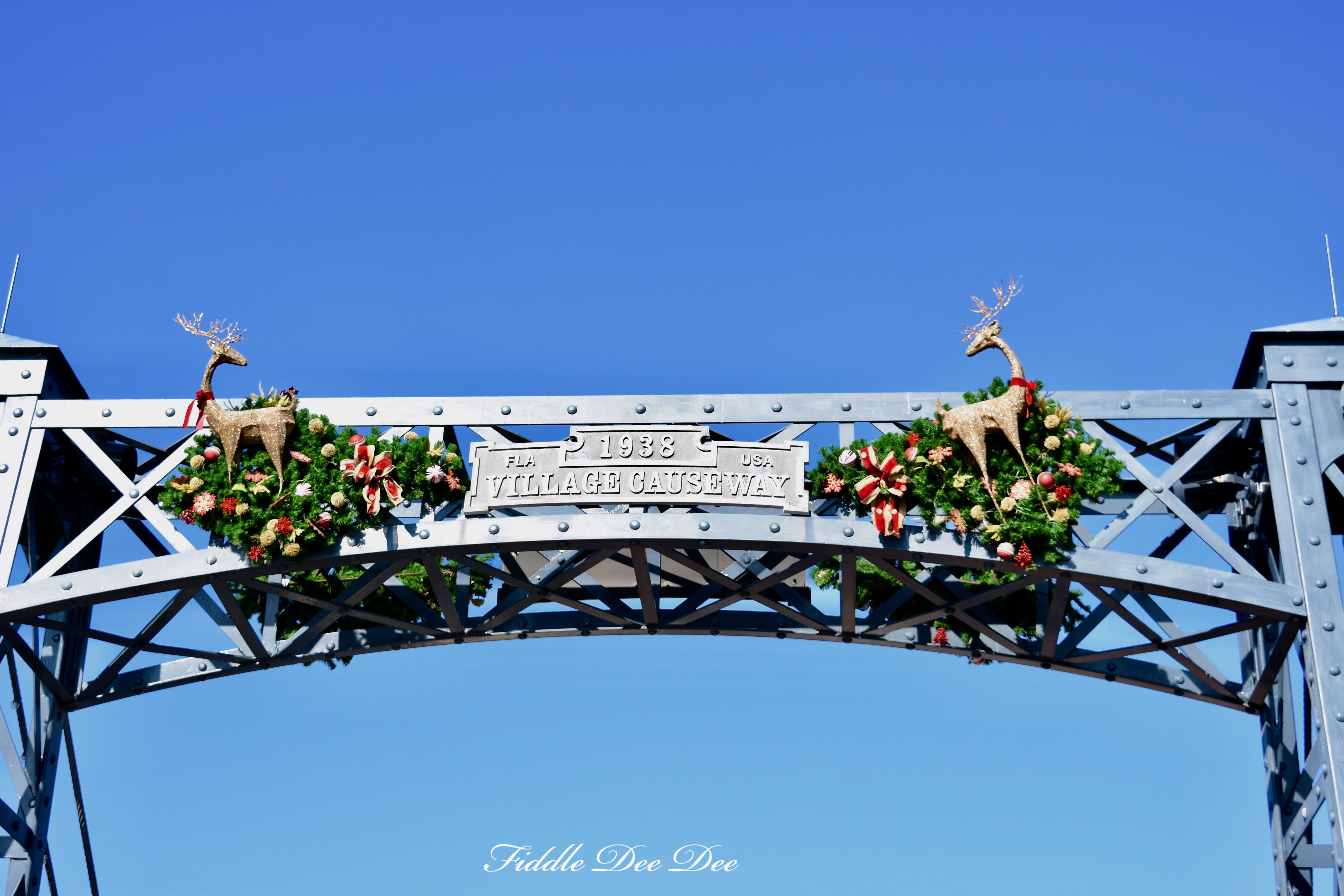 Disney-Springs-Wreath | ohfiddledeedee.com