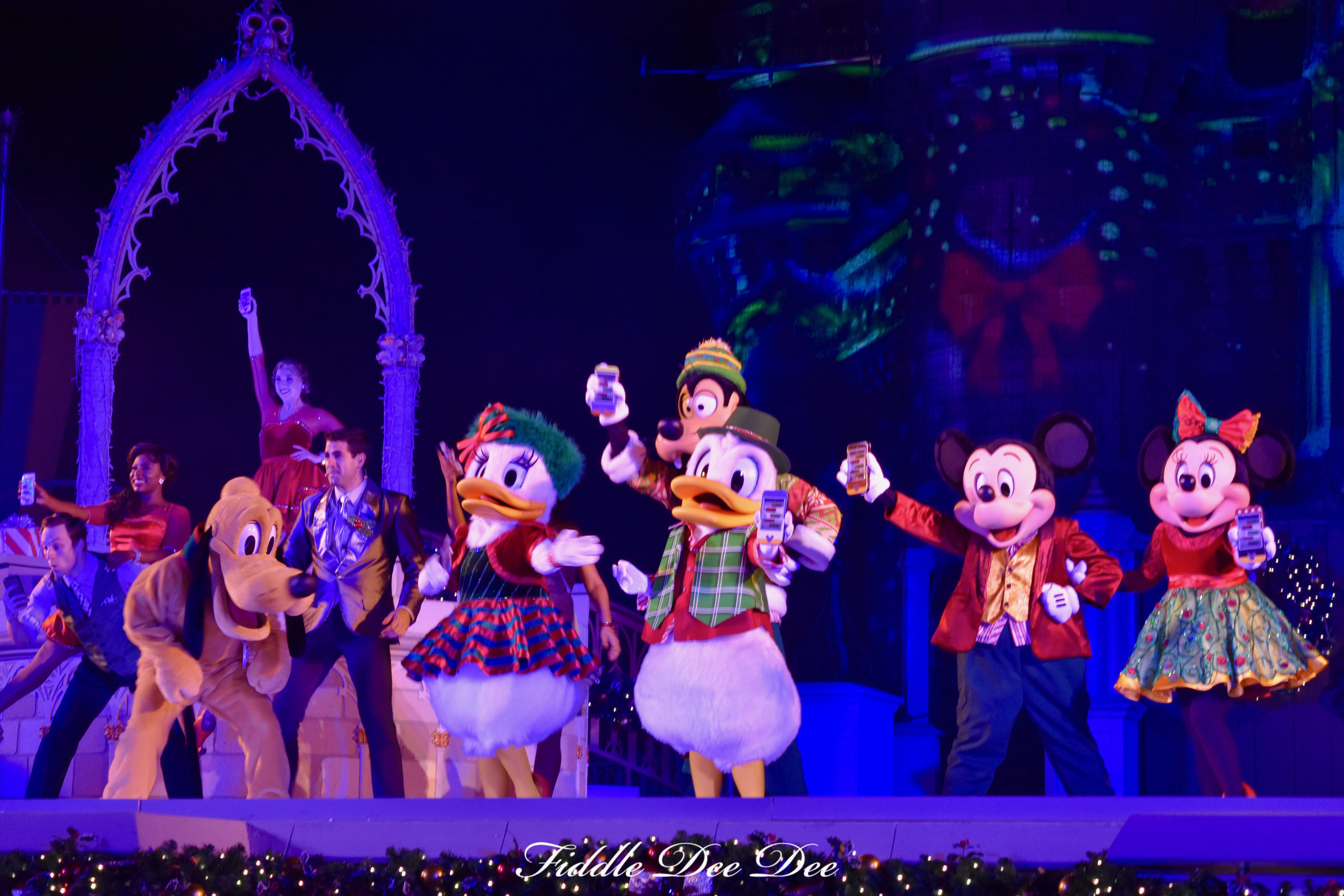Mickey-and-Friends-Christmas | Fiddle Dee Dee