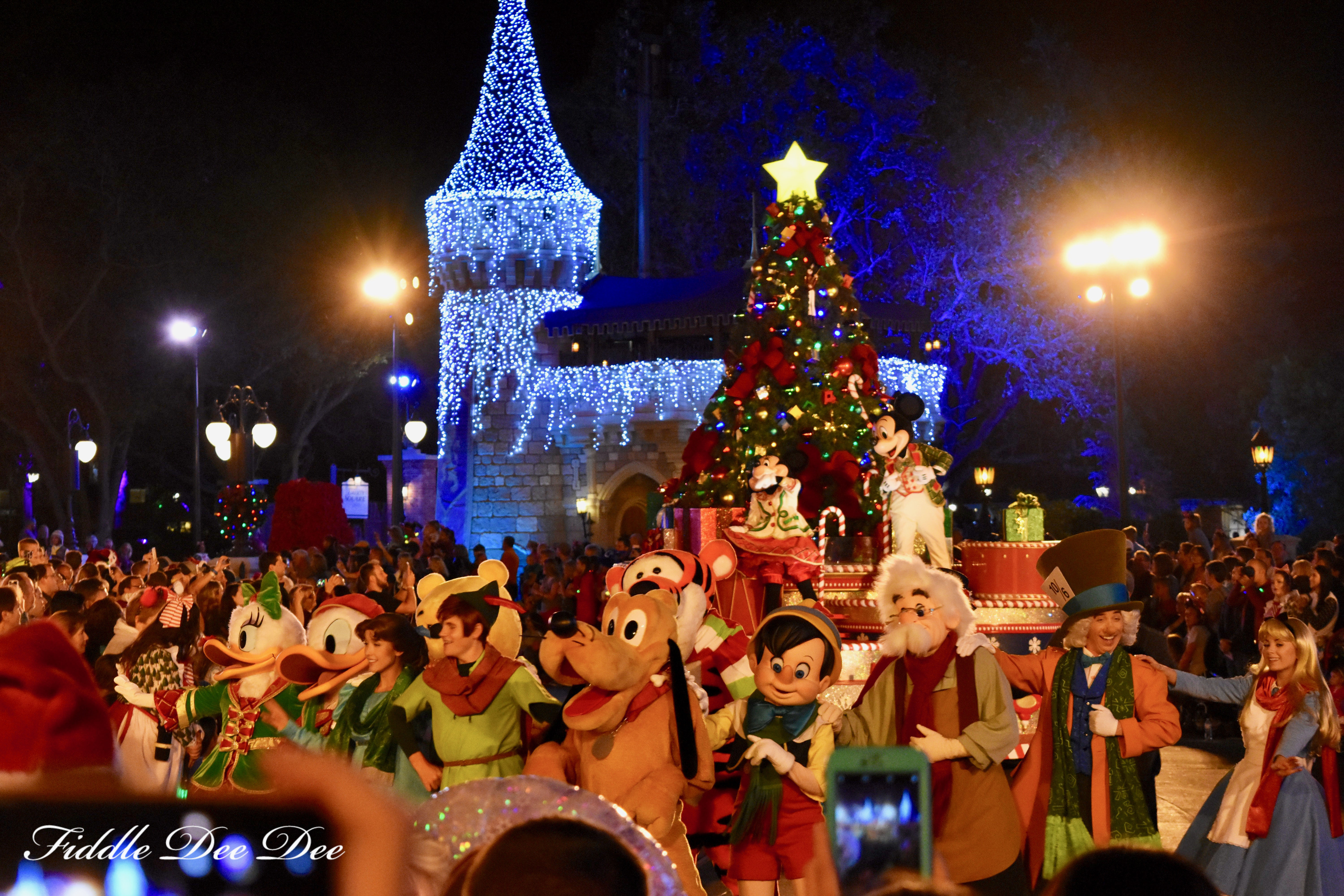 Mickeys-Christmas-Parade | Fiddle Dee Dee