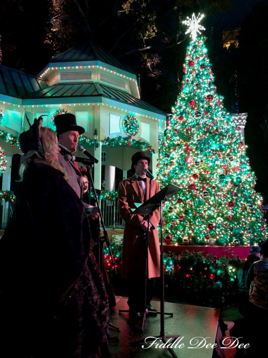 six-flags-carolers